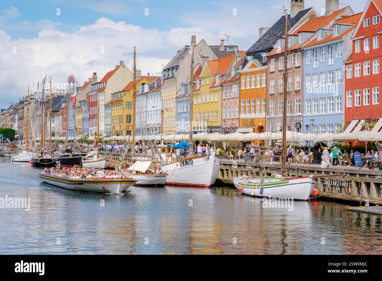 Farbenfrohe Kopenhagener Kanalboote und Uferpromenade Stockfoto
