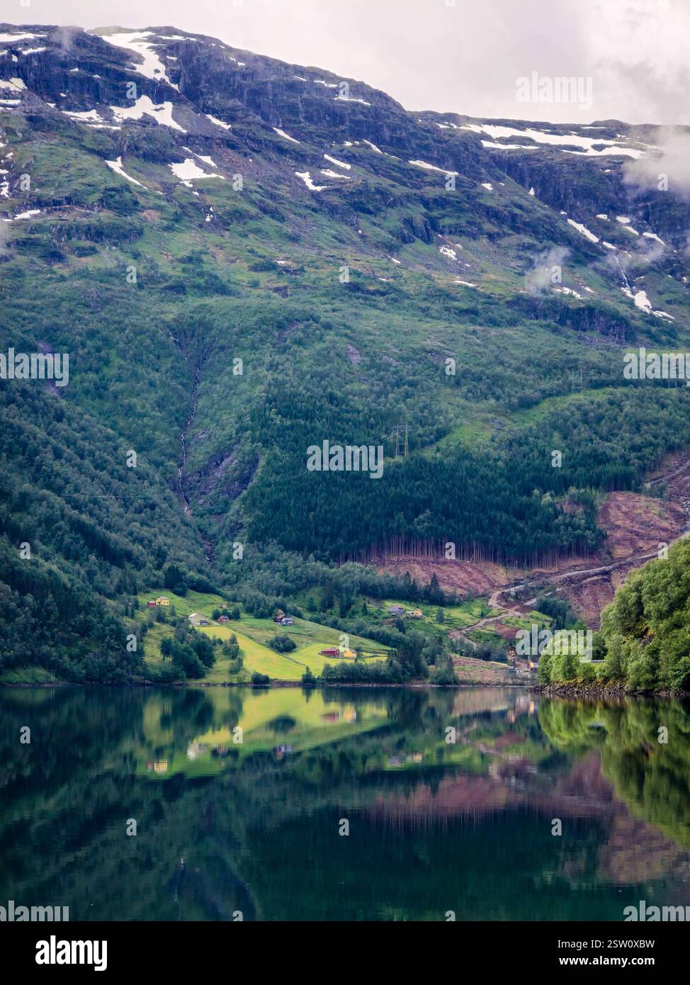 Ruhige Reflexion Der Üppigen Grünen Täler Unter Den Norwegischen Bergen Stockfoto