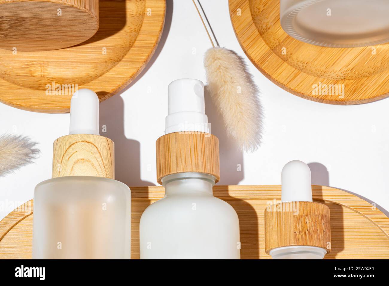 Nahaufnahme des Kosmetik-Öko-Pakets. Nachfüllbare Flaschen auf weißem Hintergrund. Stockfoto