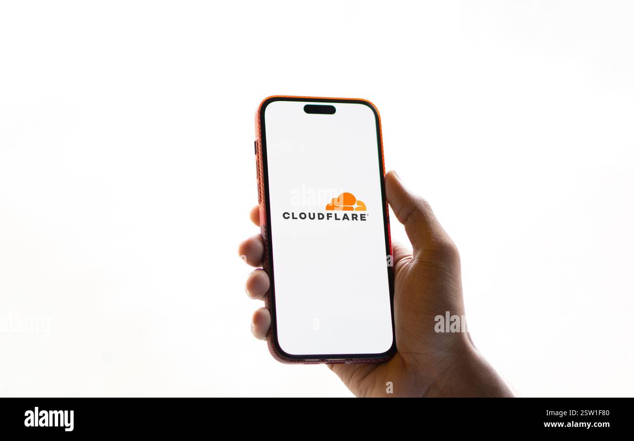 Dhaka, Bangladesch- 05. August 2024: Das Cloudflare-Logo wird auf dem Smartphone angezeigt. Cloudflare ist ein US-amerikanisches Technologieunternehmen, das Website anbietet Stockfoto