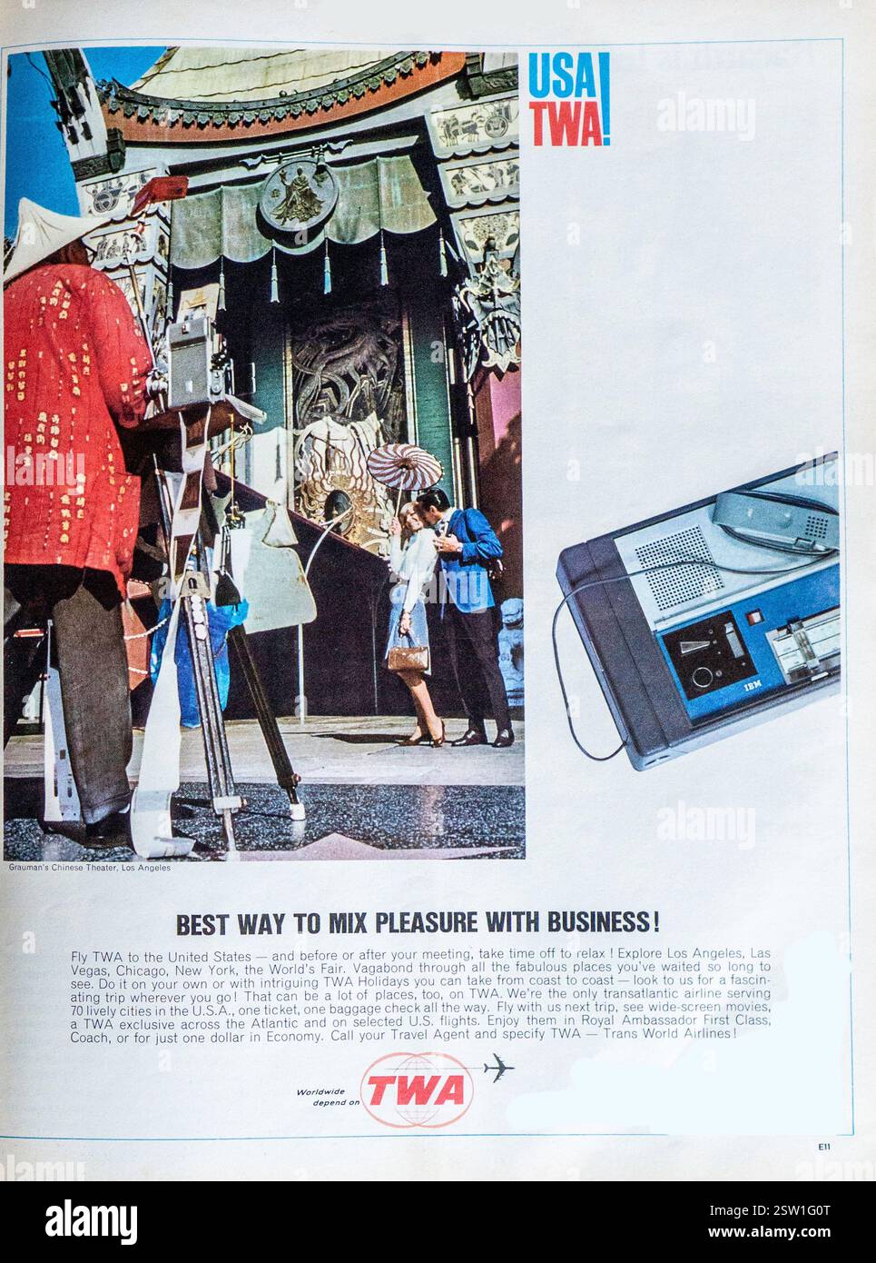 Eine Vintage-Werbung für Trans World Airlines (TWA) aus dem Jahr 1965, die den Flug nach Amerika fördert und das Geschäft mit Vergnügen vermischt. Stockfoto