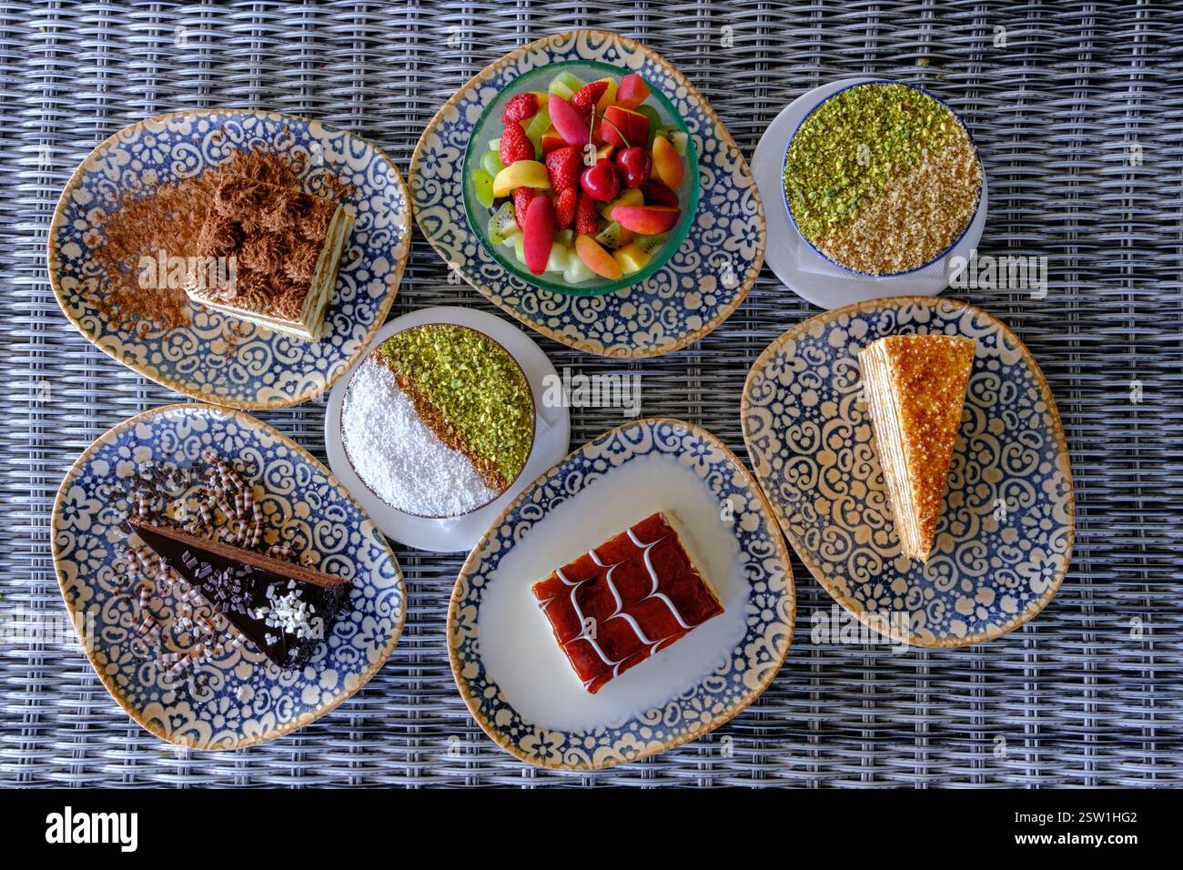 Verschiedene Gebäckstücke und Obstdesserts, elegant auf dekorativen Tellern angeordnet Stockfoto