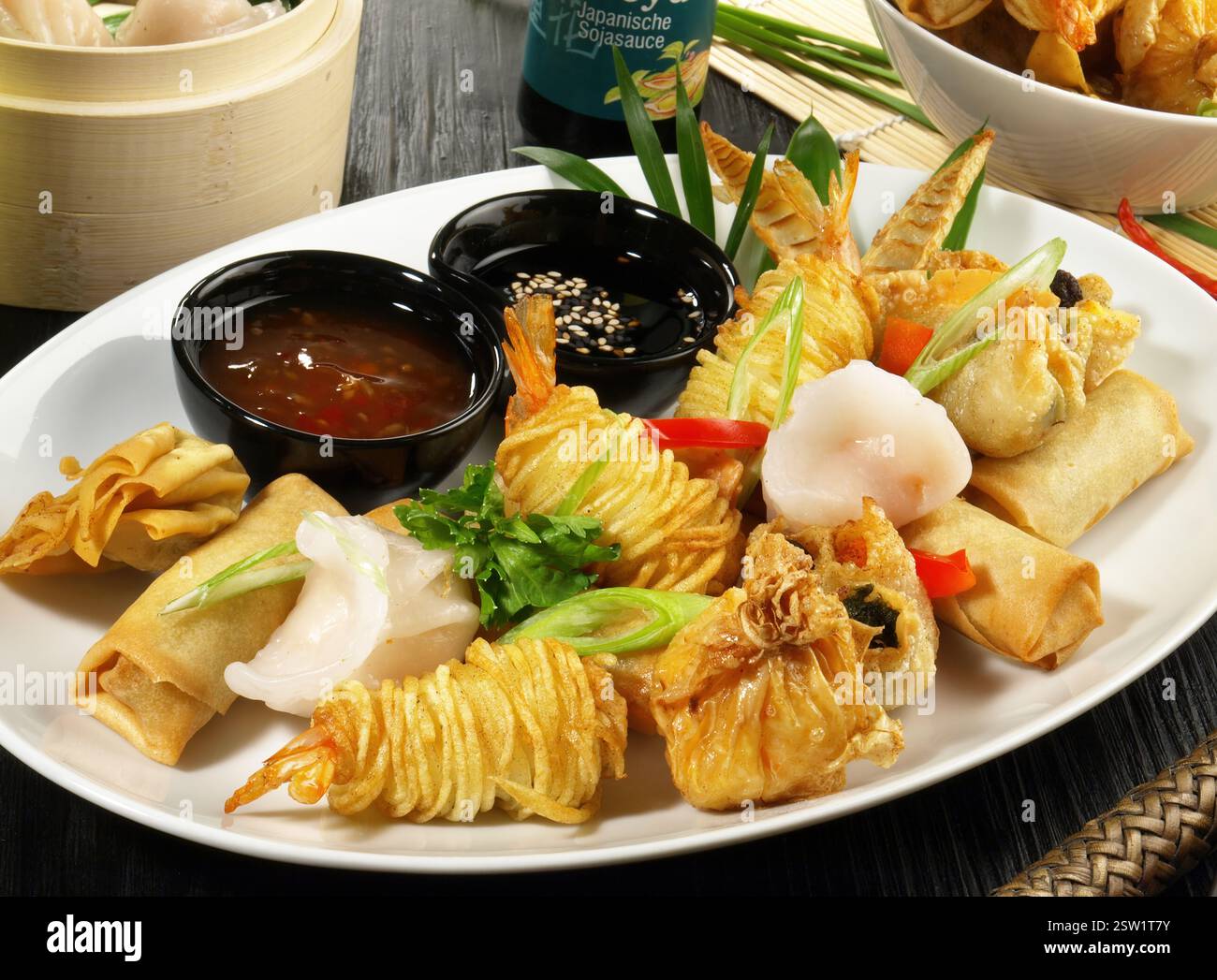 Dim Sum: Gebratene und gedämpfte chinesische Snacks Stockfoto