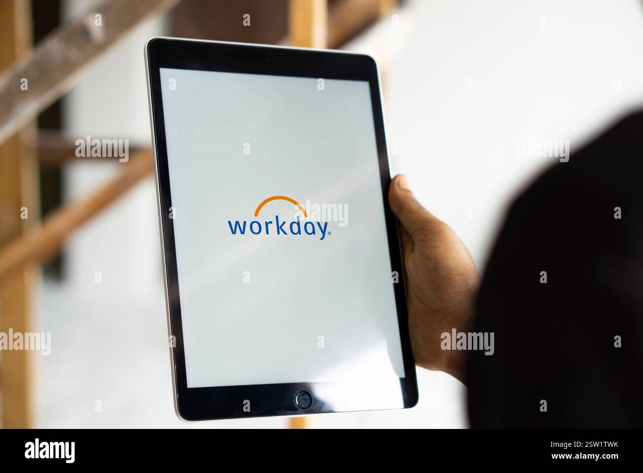Dhaka, Bangladesch- 06. August 2024: Das Workday-Logo wird auf dem iPad angezeigt. Workday ist ein cloudbasiertes Softwareunternehmen, das Finanz-, Stockfoto
