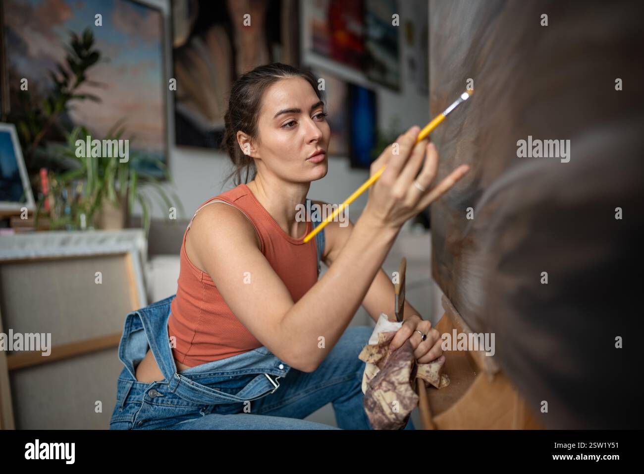Professionelle Künstlerin in Lichtkunststudio, Malerei Bild. Porträt einer kreativen Malerin. Stockfoto
