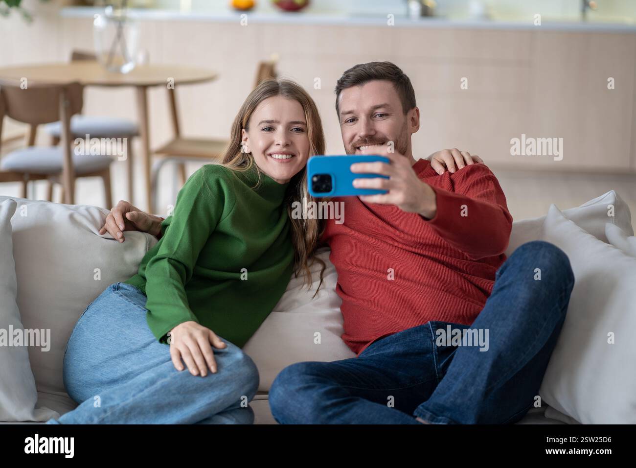 Glückliches verheiratetes Paar, das Selfie macht, Foto für Eltern, Bild für Profil in sozialen Netzwerken Stockfoto