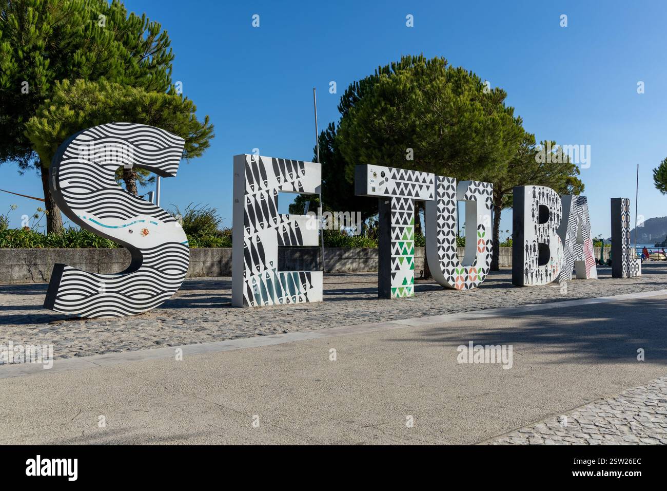 Setubal Letters Logo freistehend, 2 Meter hoch, in der Nähe des Ozeans. Stockfoto