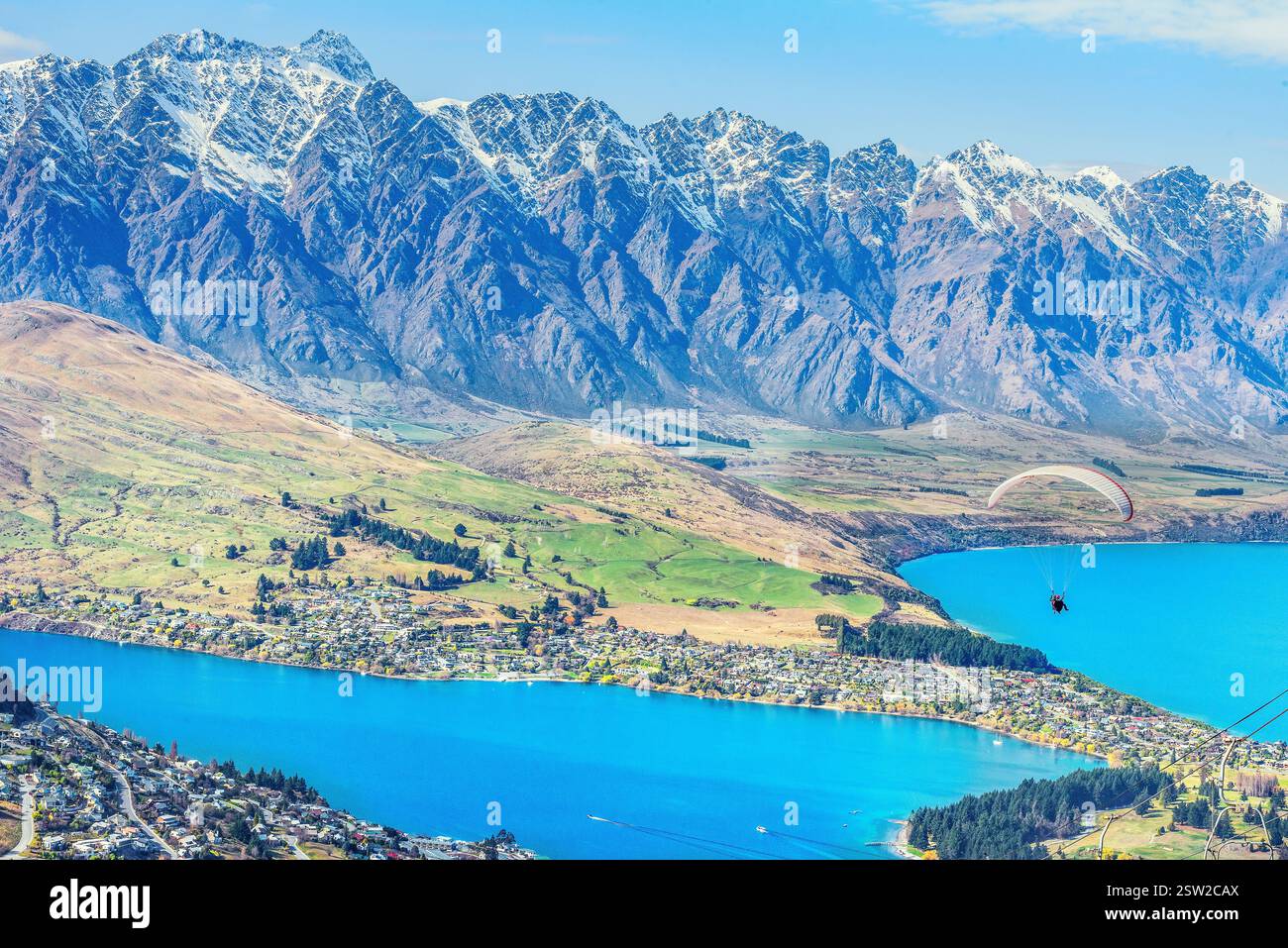 Gleitschirmfliegen über Queenstown, Queenstown, Südinsel, Neuseeland Stockfoto