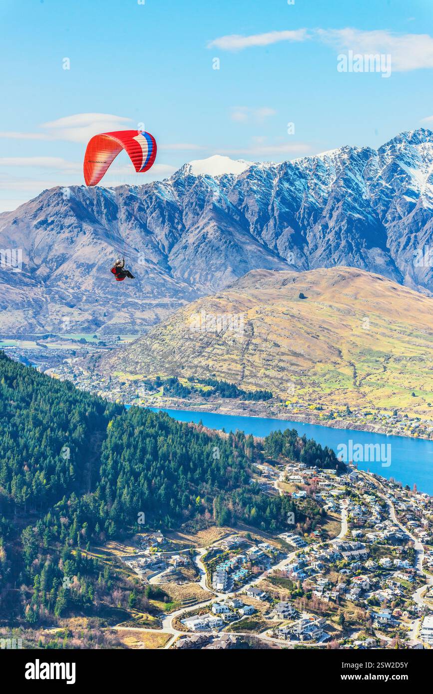 Gleitschirmfliegen über Queenstown, Queenstown, Südinsel, Neuseeland Stockfoto