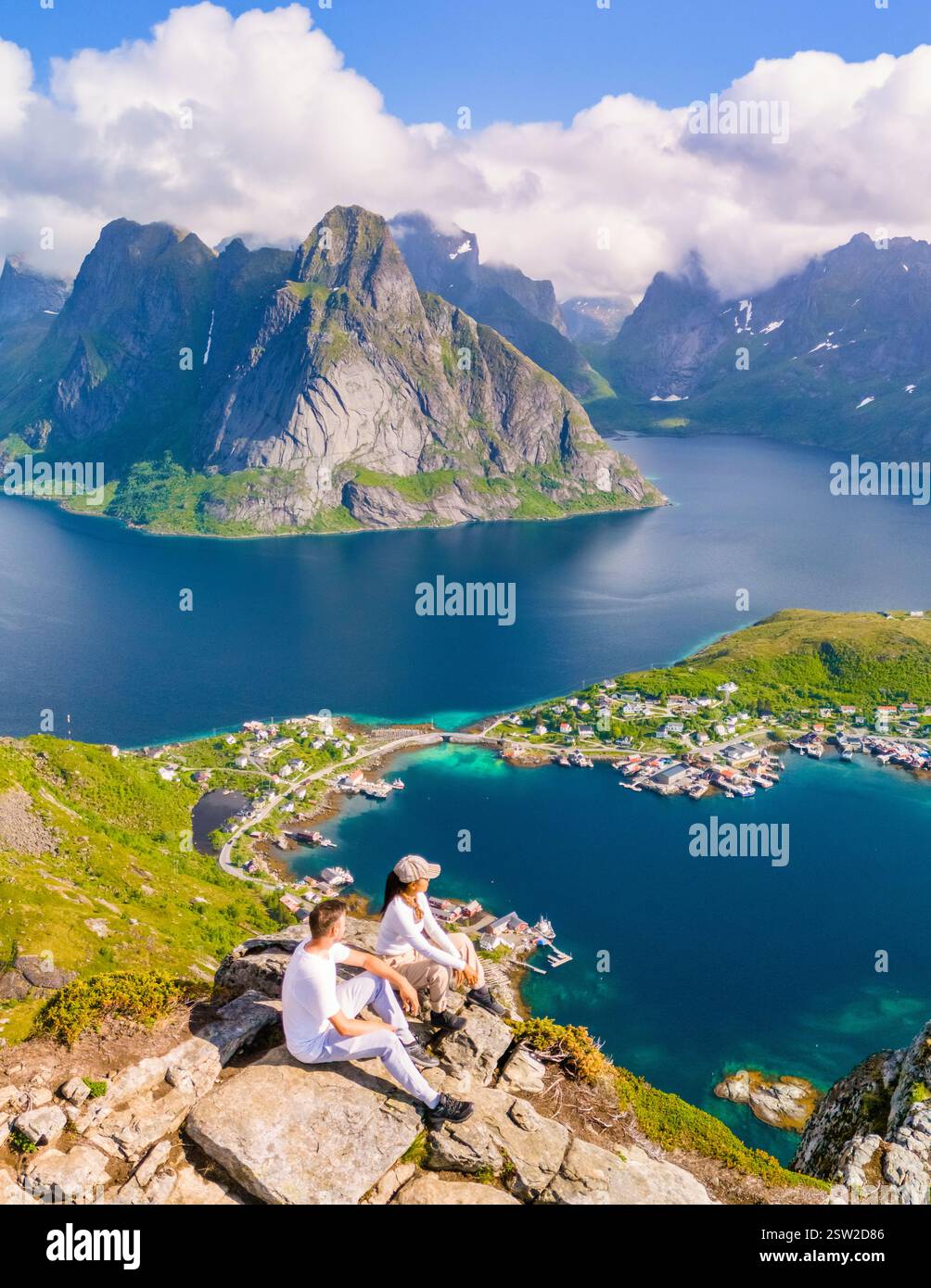 Reine auf den Lofoten Inseln, Norwegen Reisende an einem malerischen Aussichtspunkt Stockfoto