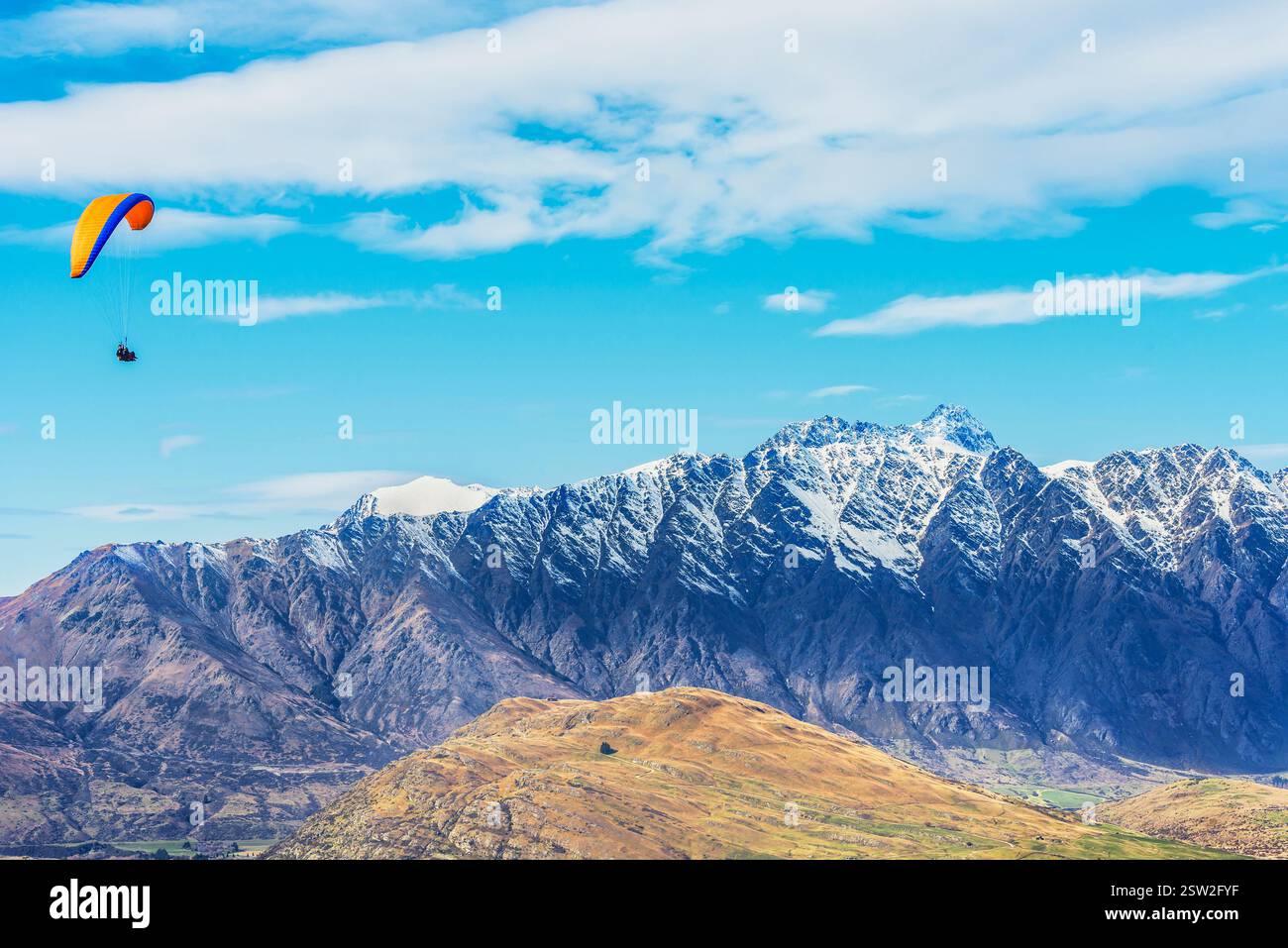 Paragliding über die Remarkables Bergkette, Queenstown, Südinsel, Neuseeland Stockfoto