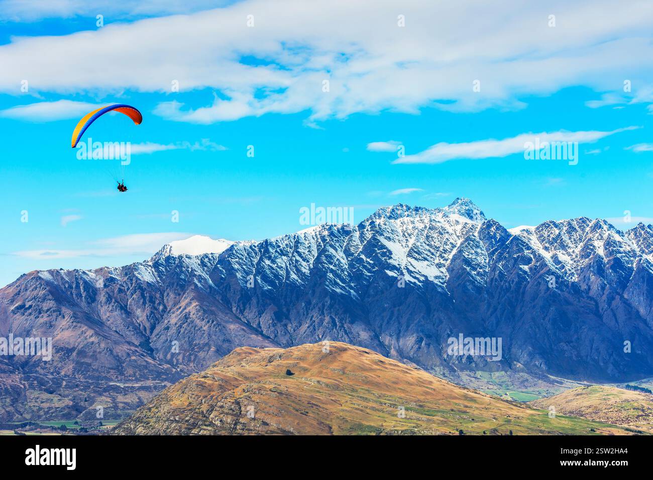 Paragliding über die Remarkables Bergkette, Queenstown, Südinsel, Neuseeland Stockfoto