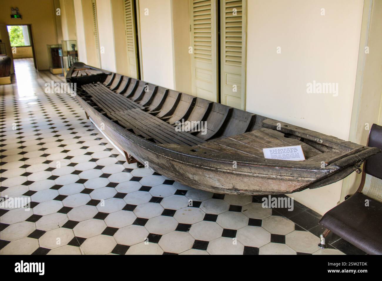 Ho-Chi-Minh-Stadt (ex Saigon). Ho-Chi-Minh-Museum. Zwei-Bottom-Boot: Legaler Verbindungssektor des Komitees der Kommunistischen Partei der Stadt, in dem Waffen transportiert wurden, Dokumente aus den Befreiungszonen zu den revolutionären Basen in Saigon zwischen 1968 und 1970. Stockfoto Ho-Chi-Minh-Stadt (ex Saigon). Ho-Chi-Minh-Museum. Zwei-Bottom-Boot: Legaler Verbindungssektor des Komitees der Kommunistischen Partei der Stadt, in dem Waffen transportiert wurden, Dokumente aus den Befreiungszonen zu den revolutionären Basen in Saigon zwischen 1968 und 1970. Stockfoto