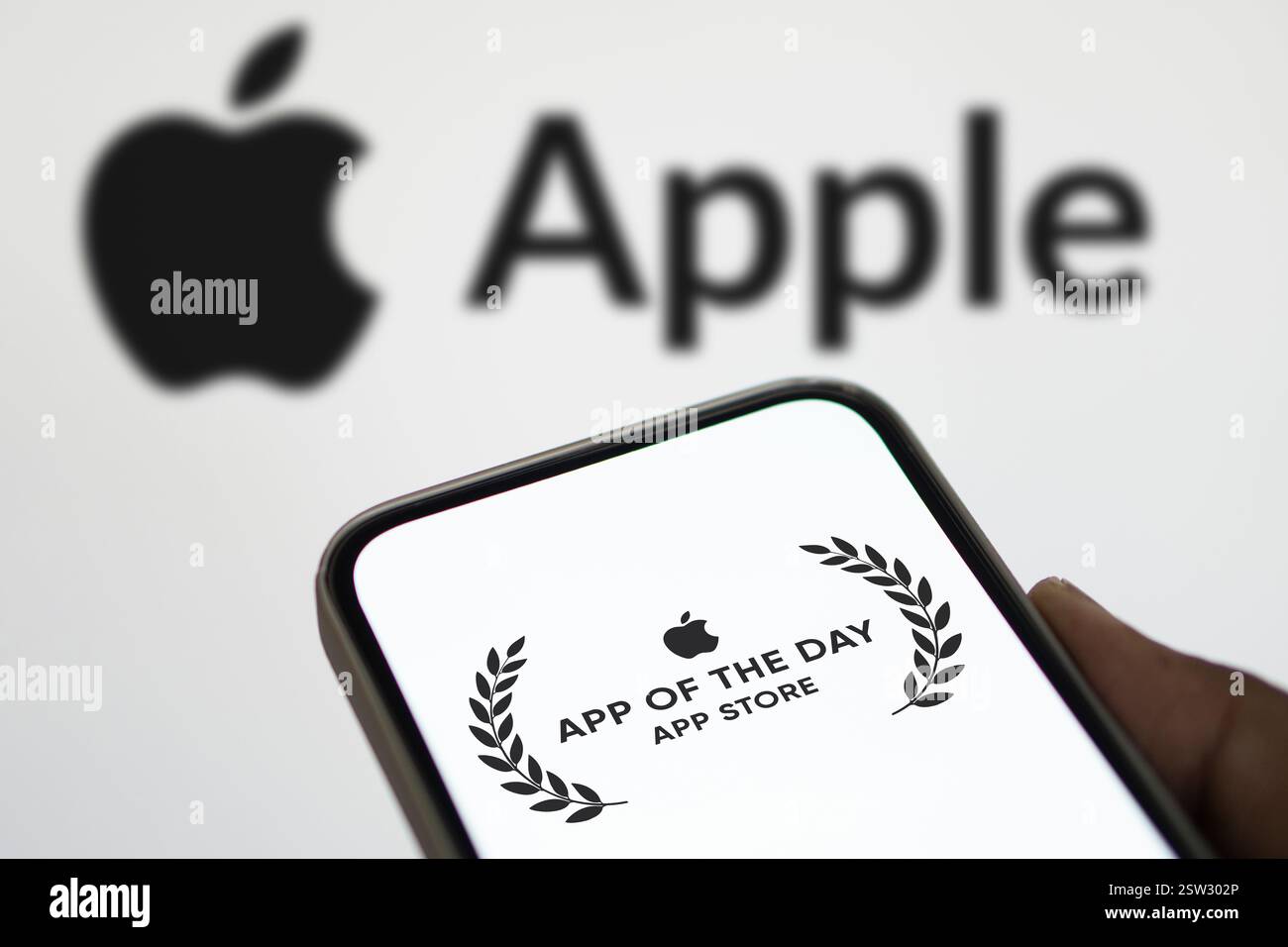 Dhaka, Bangladesch- 26. August 2024: App des Tages Apple App Store wird auf dem Smartphone angezeigt. Stockfoto