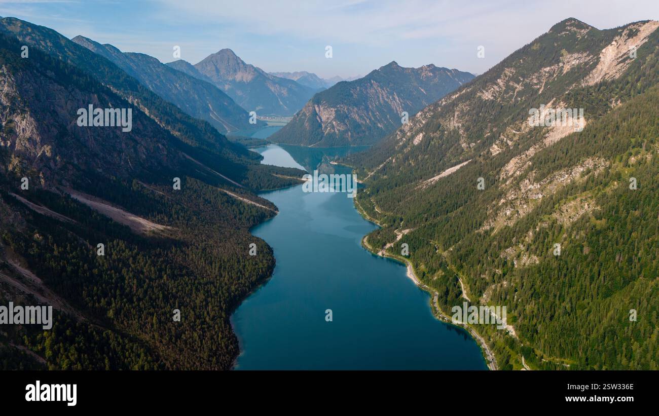 Atemberaubender Blick aus der Luft auf den Plansee, umgeben von majestätischen Bergen in Österreichs Natur Stockfoto