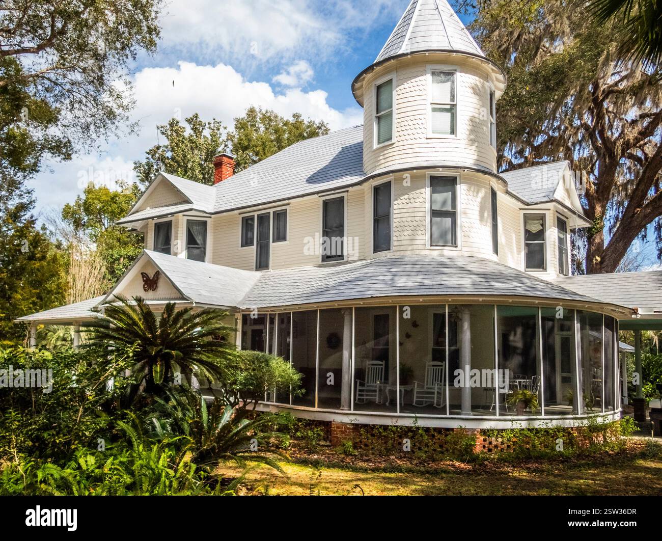 Das Simonton House, um 1910, ist ein Haus im Queen Anne Style mit einer umlaufenden Veranda in der Stadt Micanopy im Alachua County in Fklorida USA Stockfoto