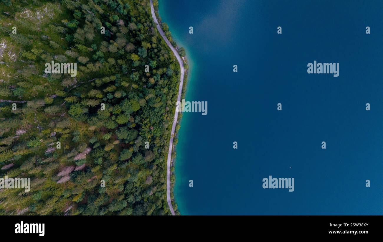 Atemberaubender Blick aus der Luft auf den ruhigen Plansee in Österreich, umgeben von üppig grünen Landschaften Stockfoto