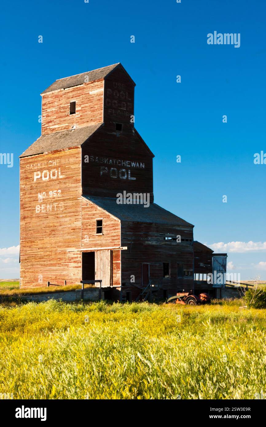 Großes rotes Gebäude mit einem Schild mit der Aufschrift 'Pool' drauf. Das Gebäude ist alt und verlassen Stockfoto