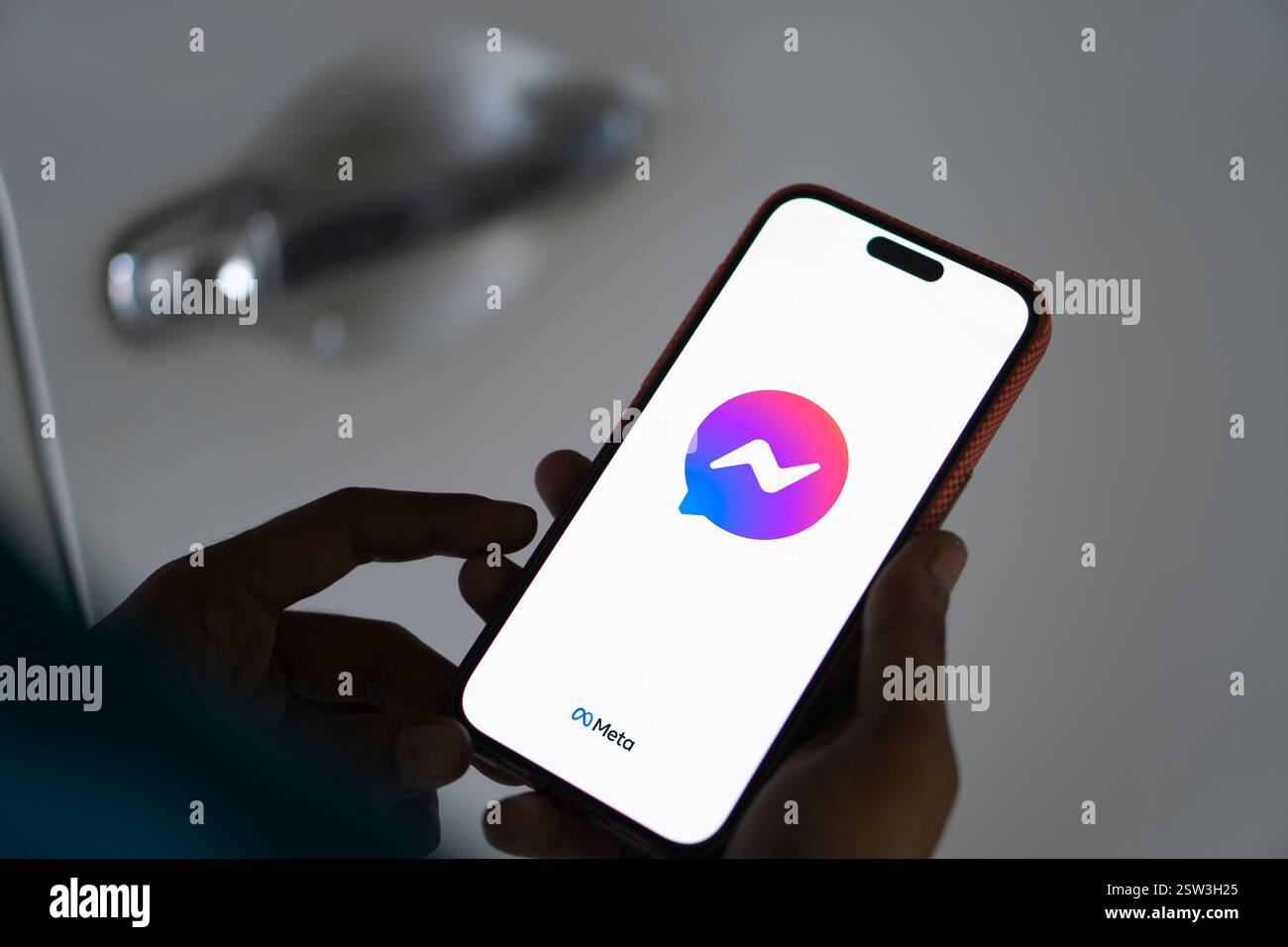 Dhaka, Bangladesch, 07. september 2024: Das Facebook Messenger-Logo wird auf dem Smartphone angezeigt. Stockfoto