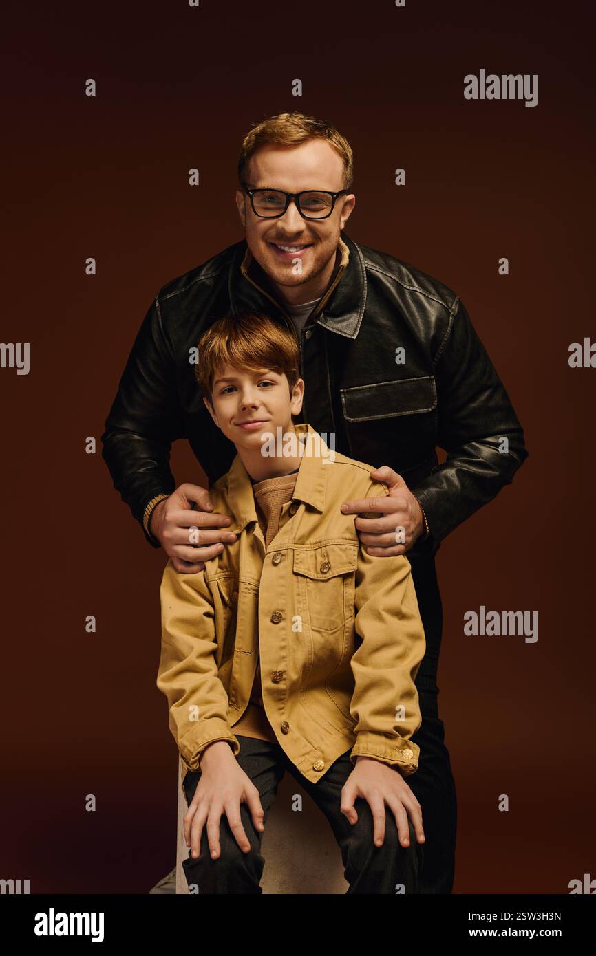 Ein stolzer Vater teilt einen freudigen Moment in passenden Outfits mit seinem Sohn. Stockfoto