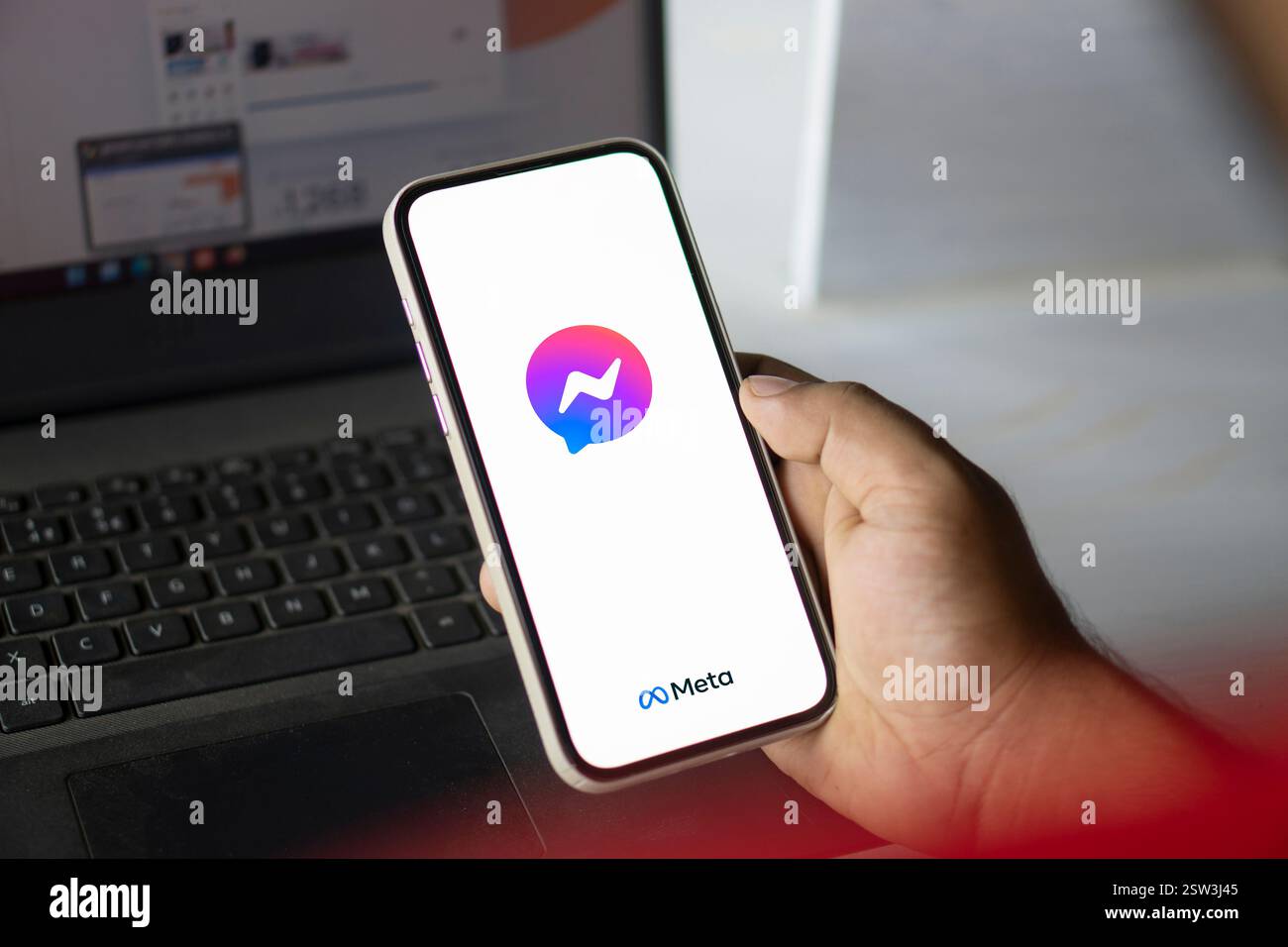 Dhaka, Bangladesch, 07. september 2024: Das Facebook Messenger-Logo wird auf dem Smartphone angezeigt. Stockfoto