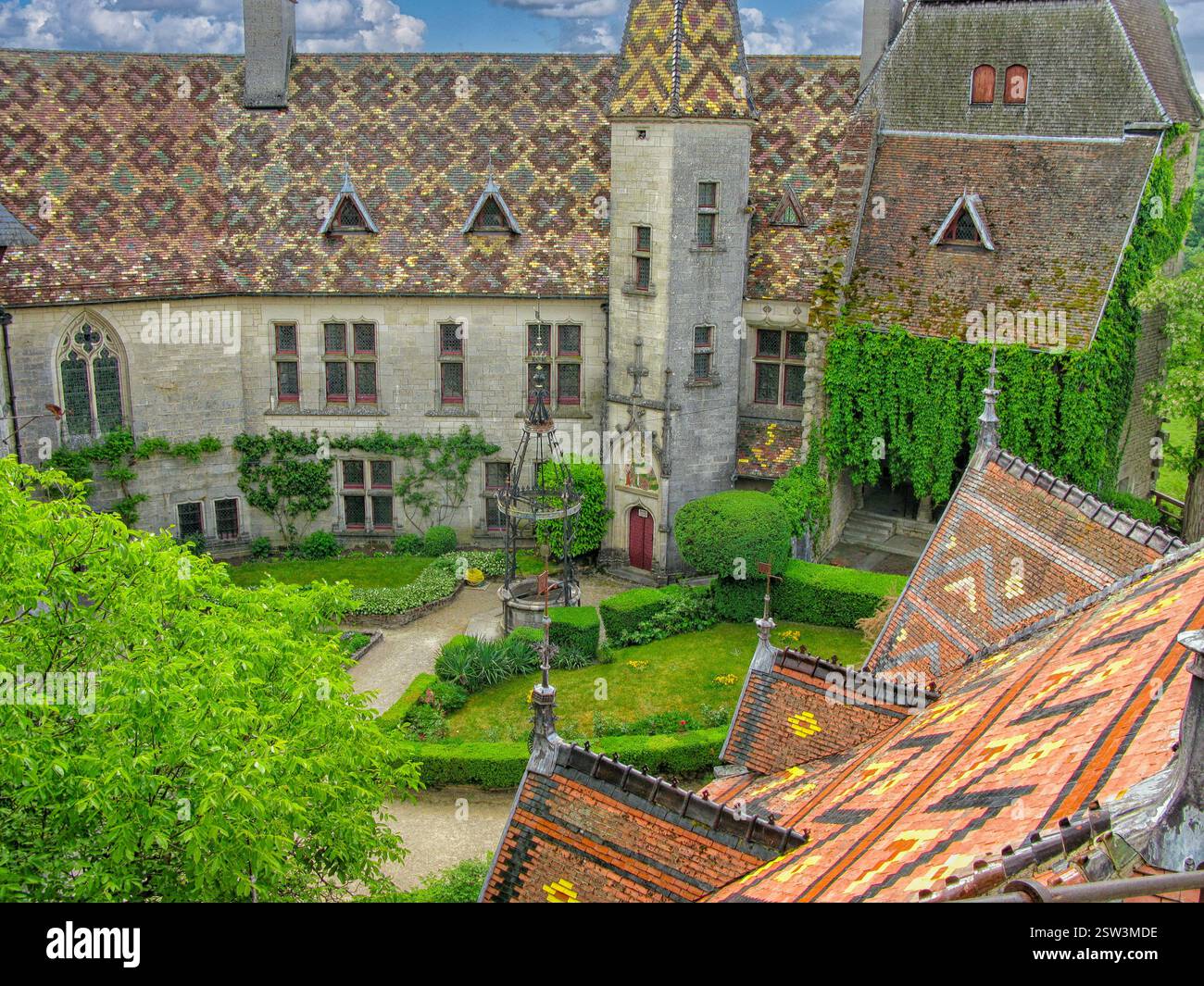 Schloss La Rochepot mit den verglasten Ziegeldächern des Innenhof in La Rochepot, Burgund, Frankreich Stockfoto