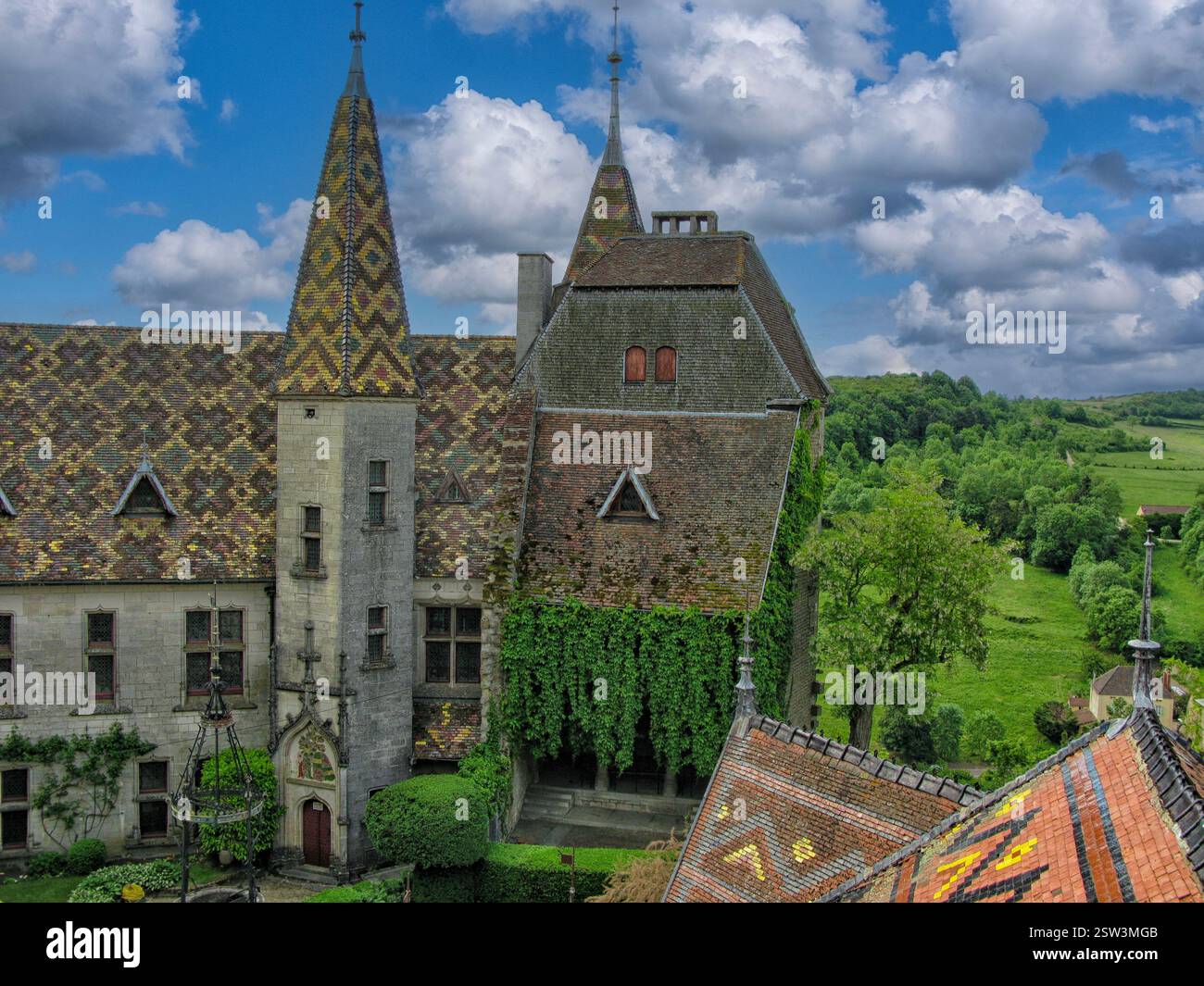 Schloss La Rochepot mit den verglasten Ziegeldächern des Innenhof in La Rochepot, Burgund, Frankreich Stockfoto