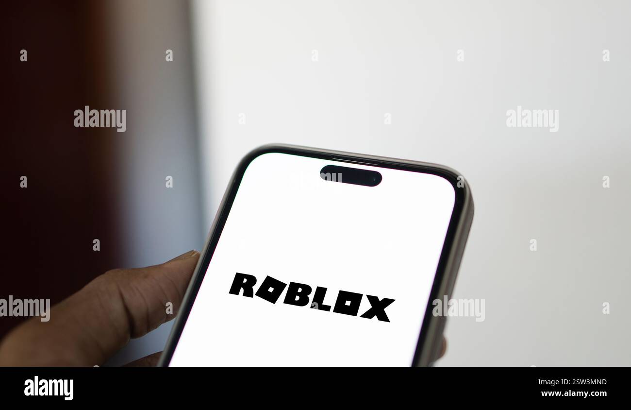 Dhaka, Bangladesch- 09. September 2024: Das Roblox-Logo wird auf dem Smartphone angezeigt. Stockfoto