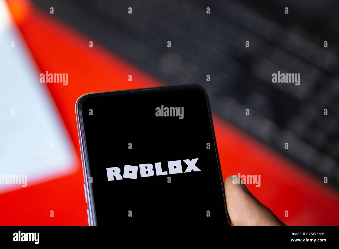 Dhaka, Bangladesch- 09. September 2024: Das Roblox-Logo wird auf dem Smartphone angezeigt. Stockfoto