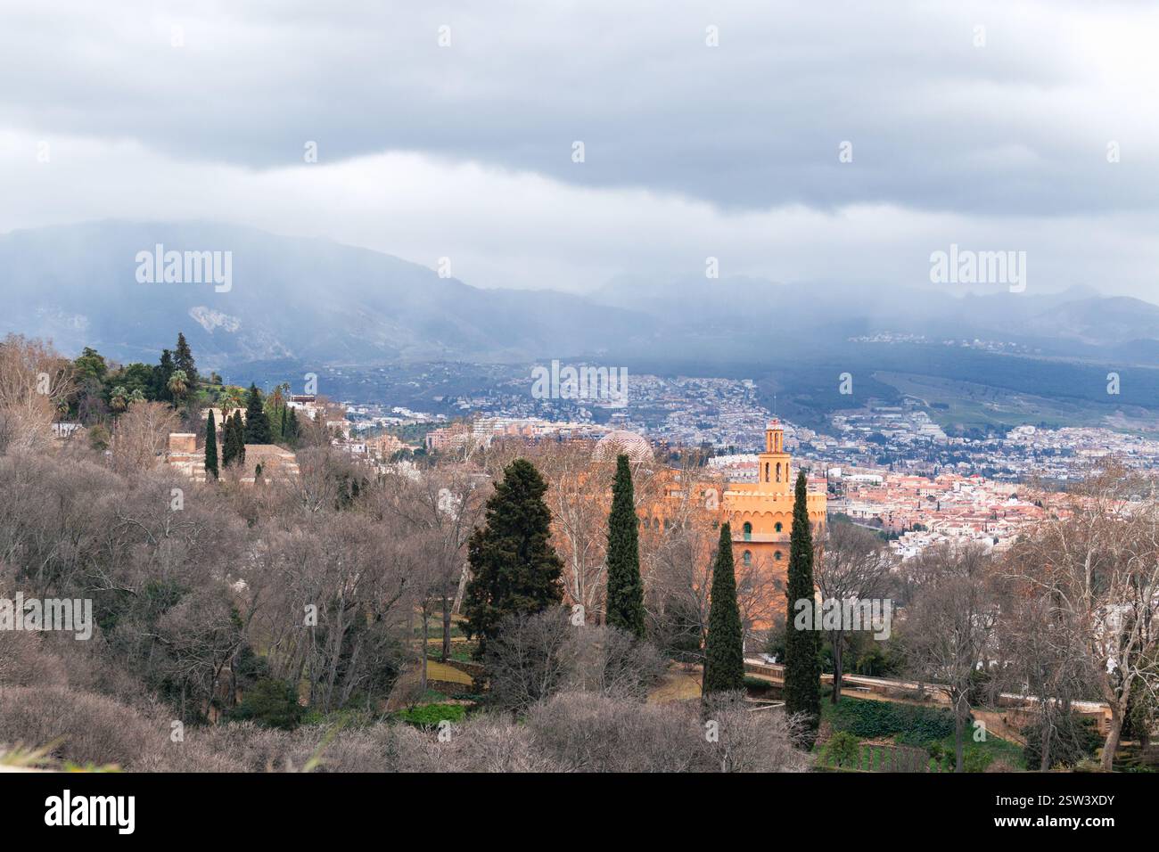 Blick auf Granada und die Berge der Sierra Nevada in Andalusien, Spanien Stockfoto