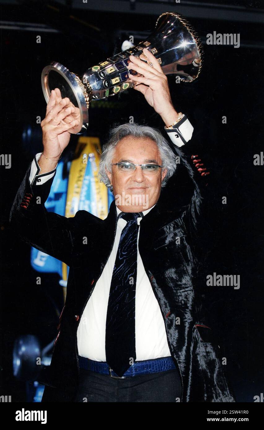 8 Dicembre 2006 Monaco Archivio Storico Olycom/Lapresse Flavio Briatore (Verzuolo, 12. april 1950) è un imprenditore, dirigente d'azienda, dirigente sportivo, personaggio televisivo e socialite italiano. È conosciuto prinzipalmente per essere stato Teammanager in der Formel 1, con la scuderia Benetton poi divenuta Renault, e per essere a capo del Gruppo internazionale di Hospitality di lusso Majestas, precedentemente nota come billionaire Life. Nella Foto: IL Teammanager italiano Flavio Briatore posa con i trofei al Gala FIA del 2006 tenutosi a Monaco Foto: Italienischer Teammanager Flavio Bria Stockfoto