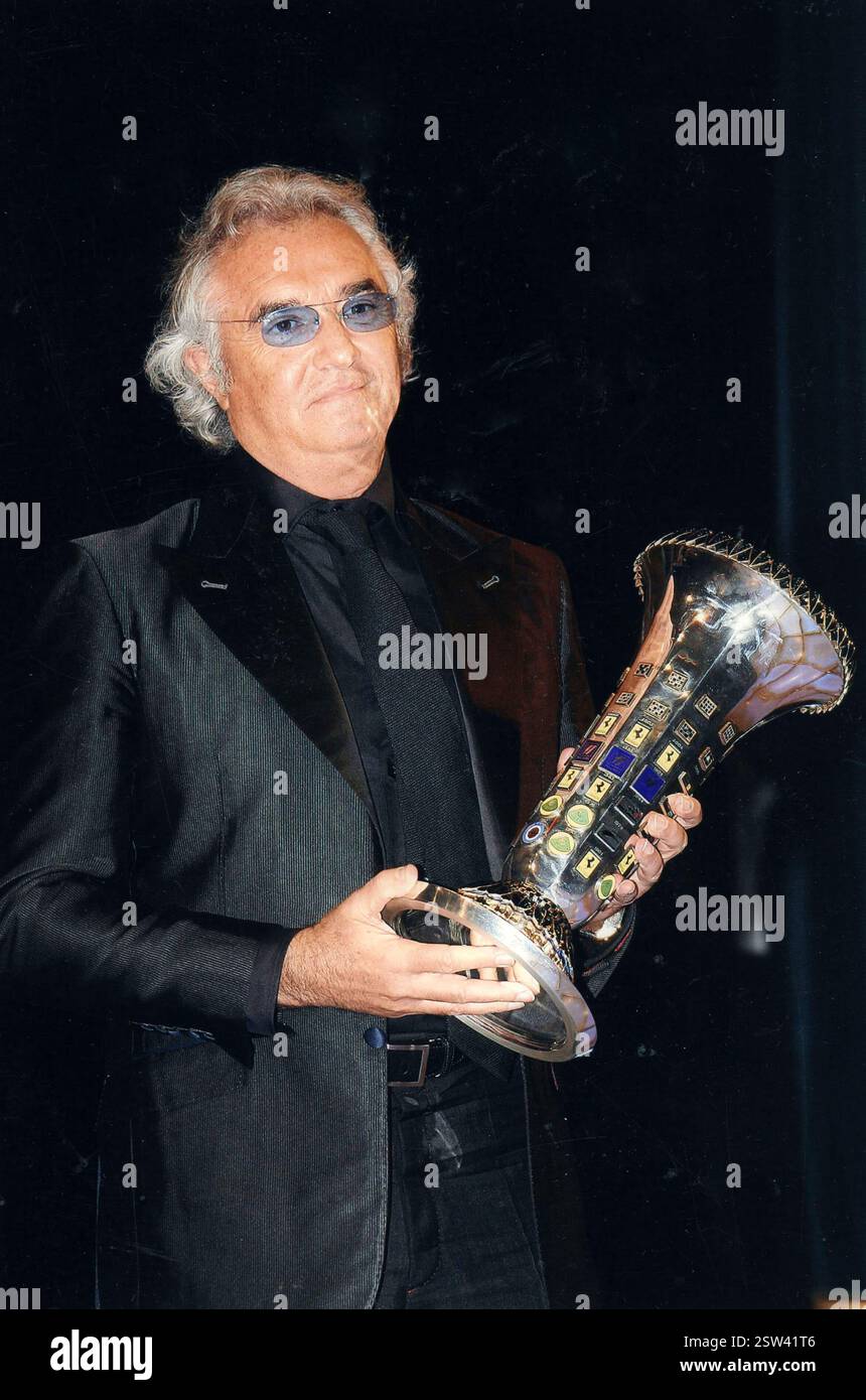 8 Dicembre 2006 Monaco Archivio Storico Olycom/Lapresse Flavio Briatore (Verzuolo, 12. april 1950) è un imprenditore, dirigente d'azienda, dirigente sportivo, personaggio televisivo e socialite italiano. È conosciuto prinzipalmente per essere stato Teammanager in der Formel 1, con la scuderia Benetton poi divenuta Renault, e per essere a capo del Gruppo internazionale di Hospitality di lusso Majestas, precedentemente nota come billionaire Life. Nella Foto: IL Teammanager italiano Flavio Briatore posa con i trofei al Gala FIA del 2006 tenutosi a Monaco Foto: Italienischer Teammanager Flavio Bria Stockfoto