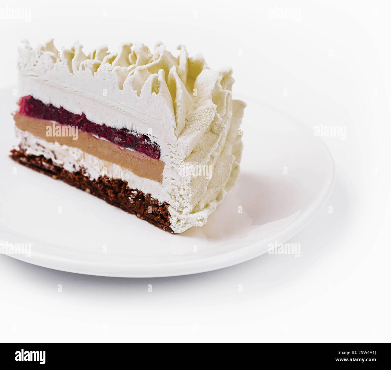 Mehrschichtiger Mousse Cake auf Platte isoliert Stockfoto