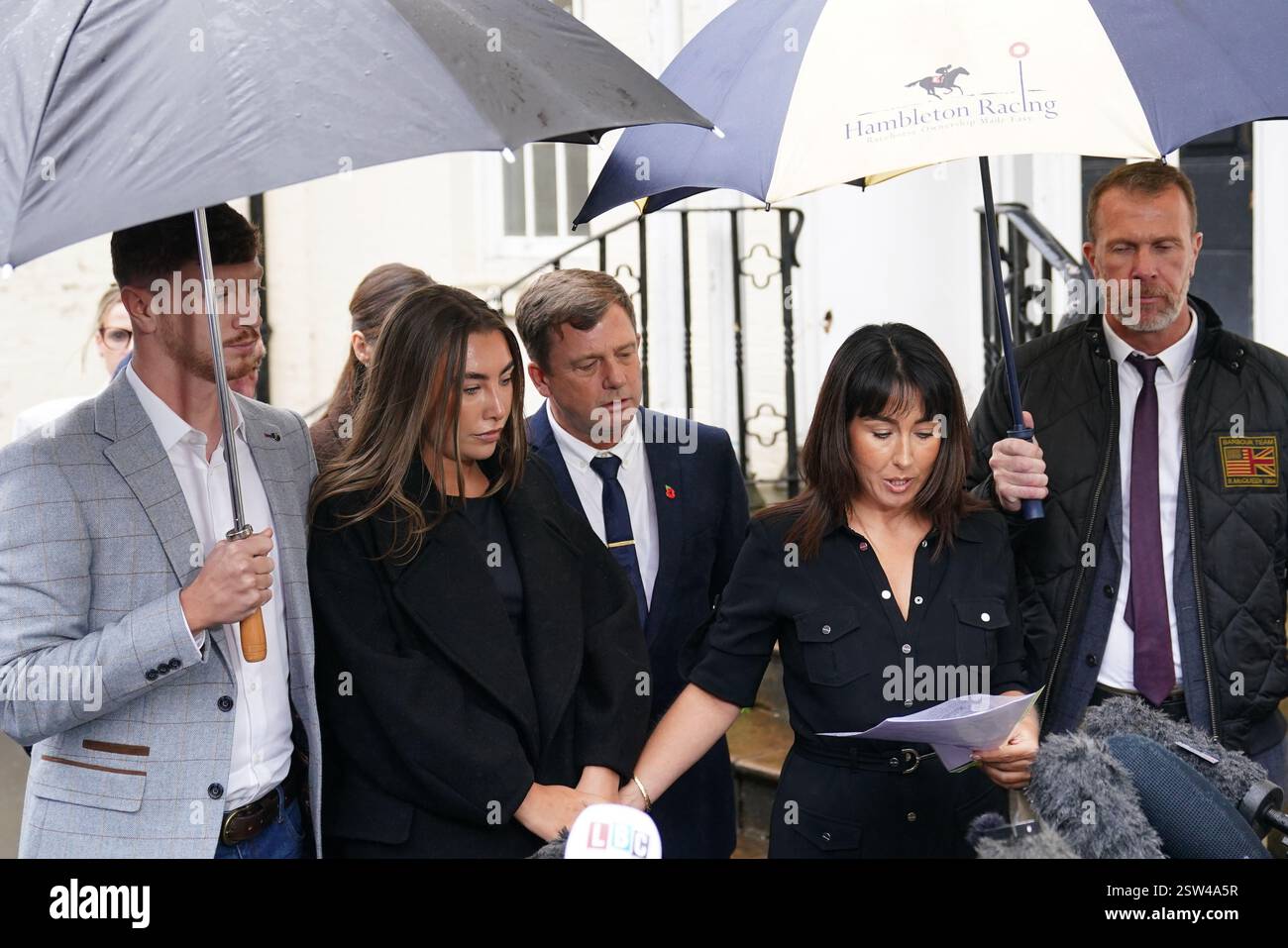 Die Mutter des Royal Artillery Gunner Jaysley Beck, Leighann McCready (2. Rechts), sprach vor den Medien vor dem Wiltshire and Swindon Coroner's Court in Salisbury, nachdem der Gerichtsmediziner ihre Schlussfolgerung bei der Untersuchung des Teenager-Soldaten, der im Dezember 2021 tot im Larkhill Camp in Wiltshire aufgefunden wurde, gegeben hatte. Bilddatum: Donnerstag, 20. Februar 2025. Stockfoto