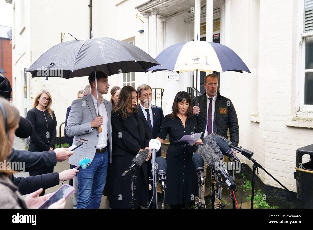 Die Mutter des Royal Artillery Gunner Jaysley Beck, Leighann McCready (2. Rechts), sprach vor den Medien vor dem Wiltshire and Swindon Coroner's Court in Salisbury, nachdem der Gerichtsmediziner ihre Schlussfolgerung bei der Untersuchung des Teenager-Soldaten, der im Dezember 2021 tot im Larkhill Camp in Wiltshire aufgefunden wurde, gegeben hatte. Bilddatum: Donnerstag, 20. Februar 2025. Stockfoto