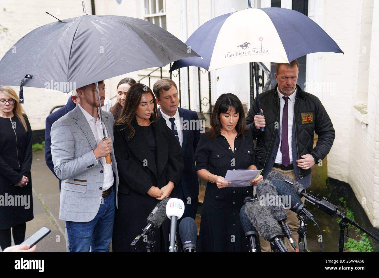 Die Mutter des Royal Artillery Gunner Jaysley Beck, Leighann McCready (2. Rechts), sprach vor den Medien vor dem Wiltshire and Swindon Coroner's Court in Salisbury, nachdem der Gerichtsmediziner ihre Schlussfolgerung bei der Untersuchung des Teenager-Soldaten, der im Dezember 2021 tot im Larkhill Camp in Wiltshire aufgefunden wurde, gegeben hatte. Bilddatum: Donnerstag, 20. Februar 2025. Stockfoto
