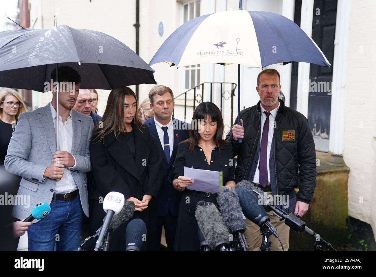 Die Mutter des Royal Artillery Gunner Jaysley Beck, Leighann McCready (2. Rechts), sprach vor den Medien vor dem Wiltshire and Swindon Coroner's Court in Salisbury, nachdem der Gerichtsmediziner ihre Schlussfolgerung bei der Untersuchung des Teenager-Soldaten, der im Dezember 2021 tot im Larkhill Camp in Wiltshire aufgefunden wurde, gegeben hatte. Bilddatum: Donnerstag, 20. Februar 2025. Stockfoto