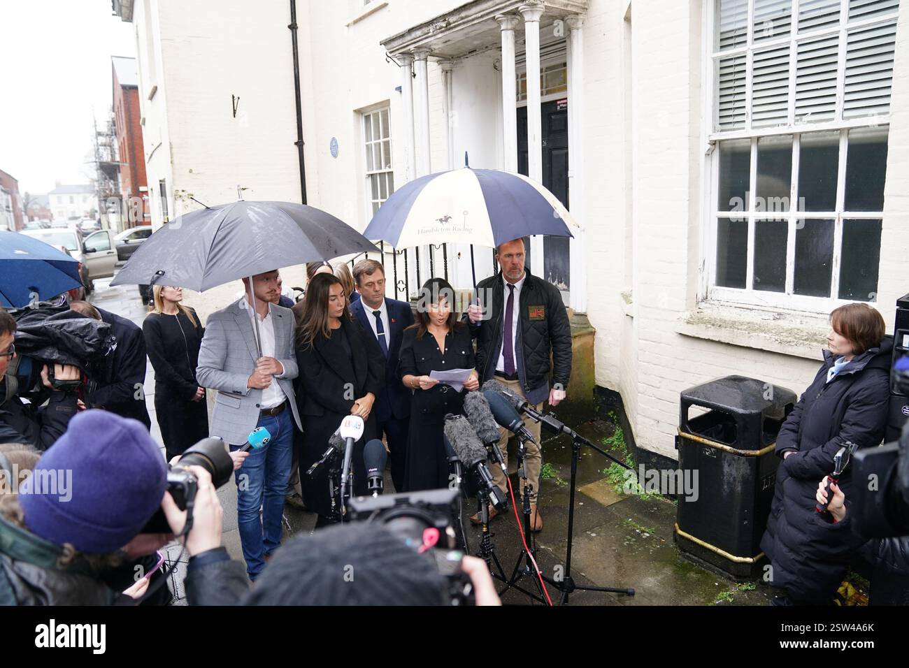 Die Mutter des Royal Artillery Gunner Jaysley Beck, Leighann McCready (2. Rechts), sprach vor den Medien vor dem Wiltshire and Swindon Coroner's Court in Salisbury, nachdem der Gerichtsmediziner ihre Schlussfolgerung bei der Untersuchung des Teenager-Soldaten, der im Dezember 2021 tot im Larkhill Camp in Wiltshire aufgefunden wurde, gegeben hatte. Bilddatum: Donnerstag, 20. Februar 2025. Stockfoto