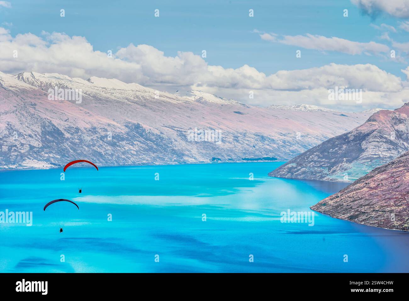 Paragliding über Lake Wakatipu, Queenstown, Südinsel, Neuseeland Stockfoto