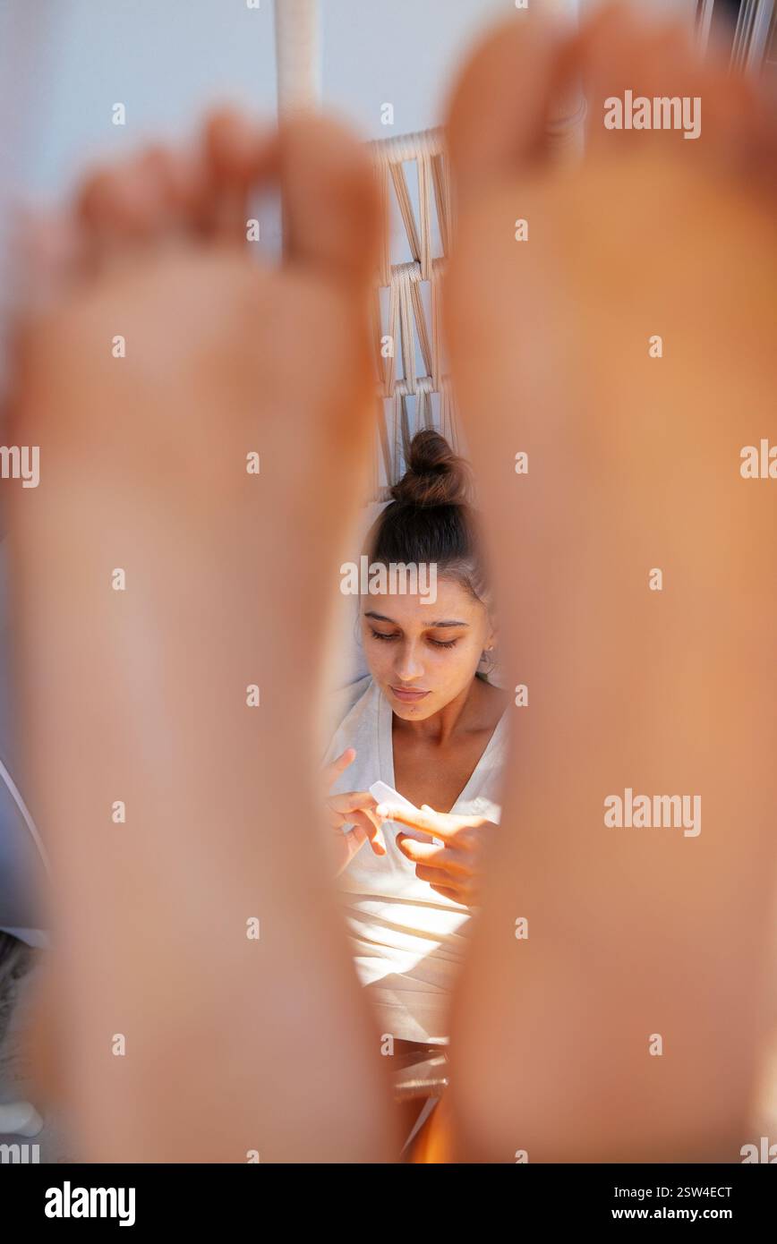 Ungezwungene Momente Ein Spiegelbild von wahrer Entspannung und Komfort in der einladenden Atmosphäre von Zuhause Stockfoto