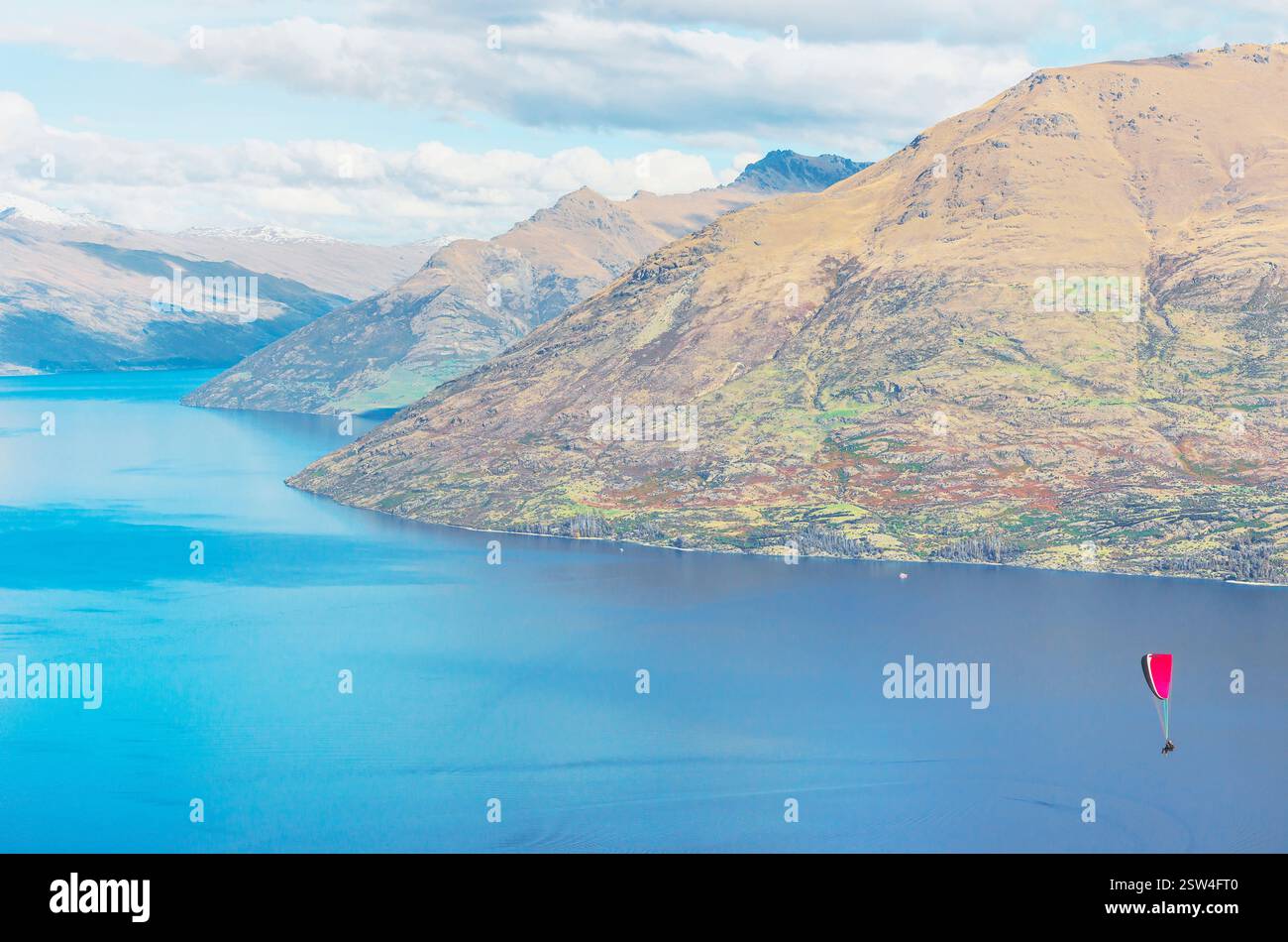 Paragliding über Lake Wakatipu, Queenstown, Südinsel, Neuseeland Stockfoto