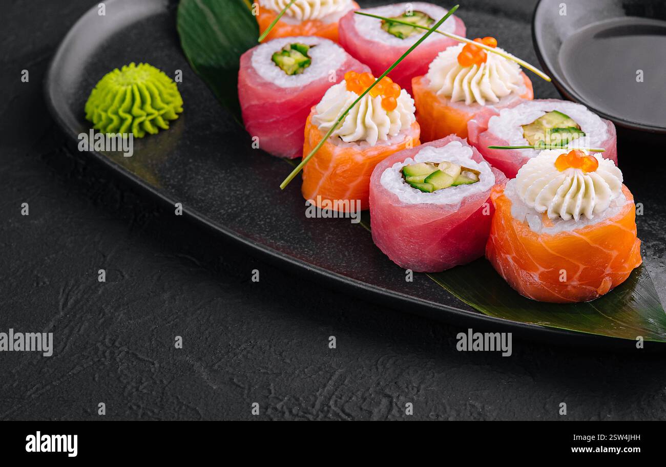 Sushi-Brötchen mit Lachs und Thunfisch Stockfoto