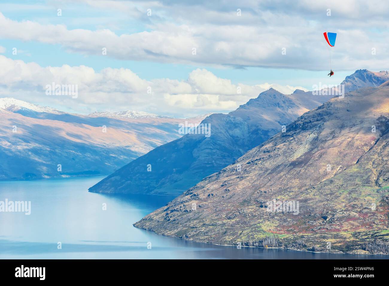 Paragliding über die Remarkables Bergkette, Queenstown, Südinsel, Neuseeland Stockfoto