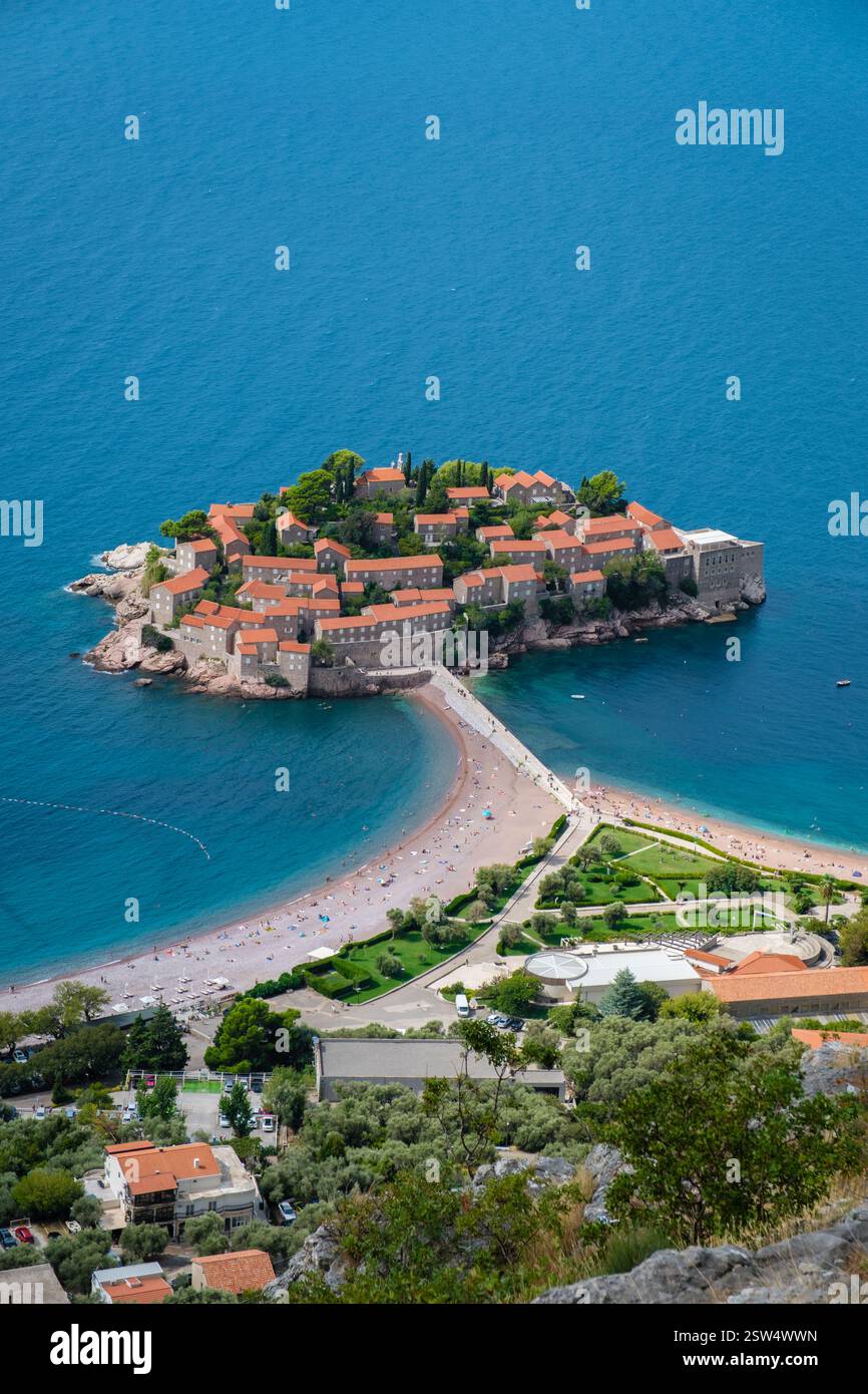 Entdecken Sie die bezaubernde Schönheit von Sveti Stefan in Montenegro unter dem azurblauen Himmel Stockfoto