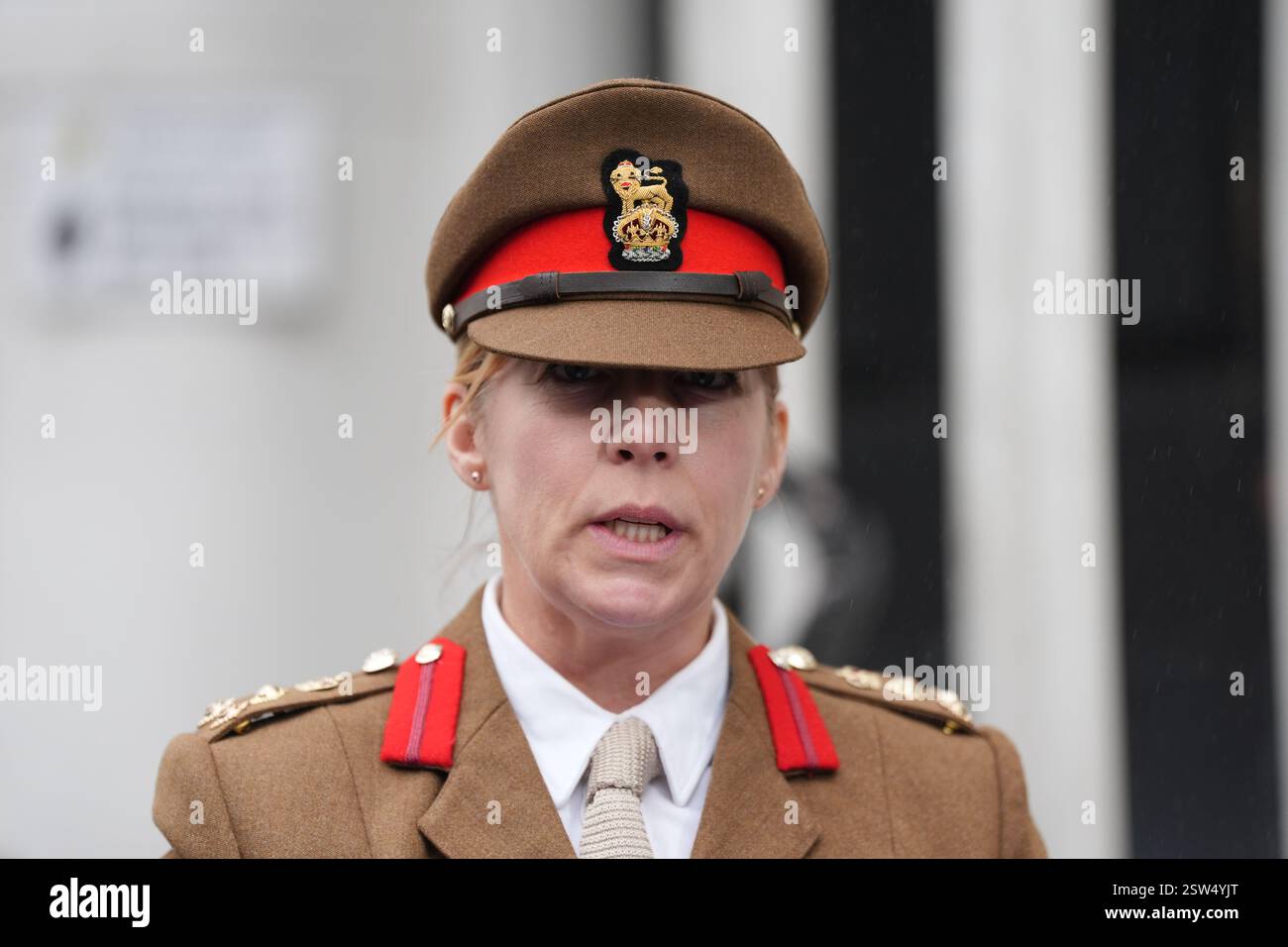 Brigadier Melissa Emmett, die Vorsitzende der Army Personals Services Group, liest eine Erklärung im Namen der Armee vor dem Gericht der Gerichtsmediziner Wiltshire und Swindon in Salisbury, nachdem der Gerichtsmediziner ihre Schlussfolgerung bei der Untersuchung des Teenager-Soldaten, Royal Artillery Gunner Jaysley Beck, 19, abgegeben hatte, der im Dezember 2021 tot im Larkhill Camp in Wiltshire aufgefunden wurde. Bilddatum: Donnerstag, 20. Februar 2025. Stockfoto