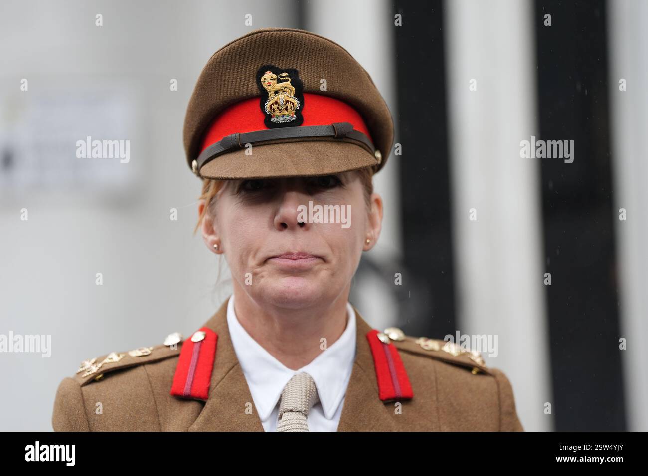 Brigadier Melissa Emmett, die Vorsitzende der Army Personals Services Group, liest eine Erklärung im Namen der Armee vor dem Gericht der Gerichtsmediziner Wiltshire und Swindon in Salisbury, nachdem der Gerichtsmediziner ihre Schlussfolgerung bei der Untersuchung des Teenager-Soldaten, Royal Artillery Gunner Jaysley Beck, 19, abgegeben hatte, der im Dezember 2021 tot im Larkhill Camp in Wiltshire aufgefunden wurde. Bilddatum: Donnerstag, 20. Februar 2025. Stockfoto