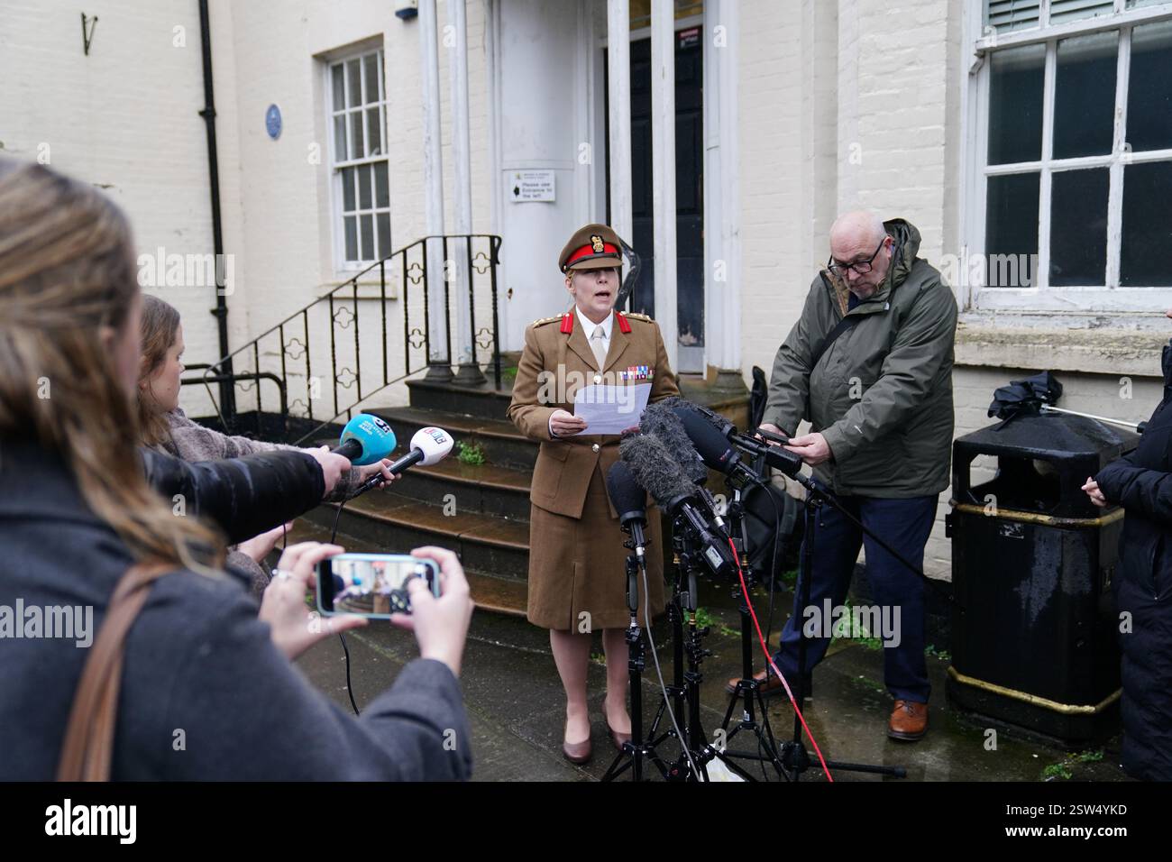 Brigadier Melissa Emmett, die Vorsitzende der Army Personals Services Group, liest eine Erklärung im Namen der Armee vor dem Gericht der Gerichtsmediziner Wiltshire und Swindon in Salisbury, nachdem der Gerichtsmediziner ihre Schlussfolgerung bei der Untersuchung des Teenager-Soldaten, Royal Artillery Gunner Jaysley Beck, 19, abgegeben hatte, der im Dezember 2021 tot im Larkhill Camp in Wiltshire aufgefunden wurde. Bilddatum: Donnerstag, 20. Februar 2025. Stockfoto