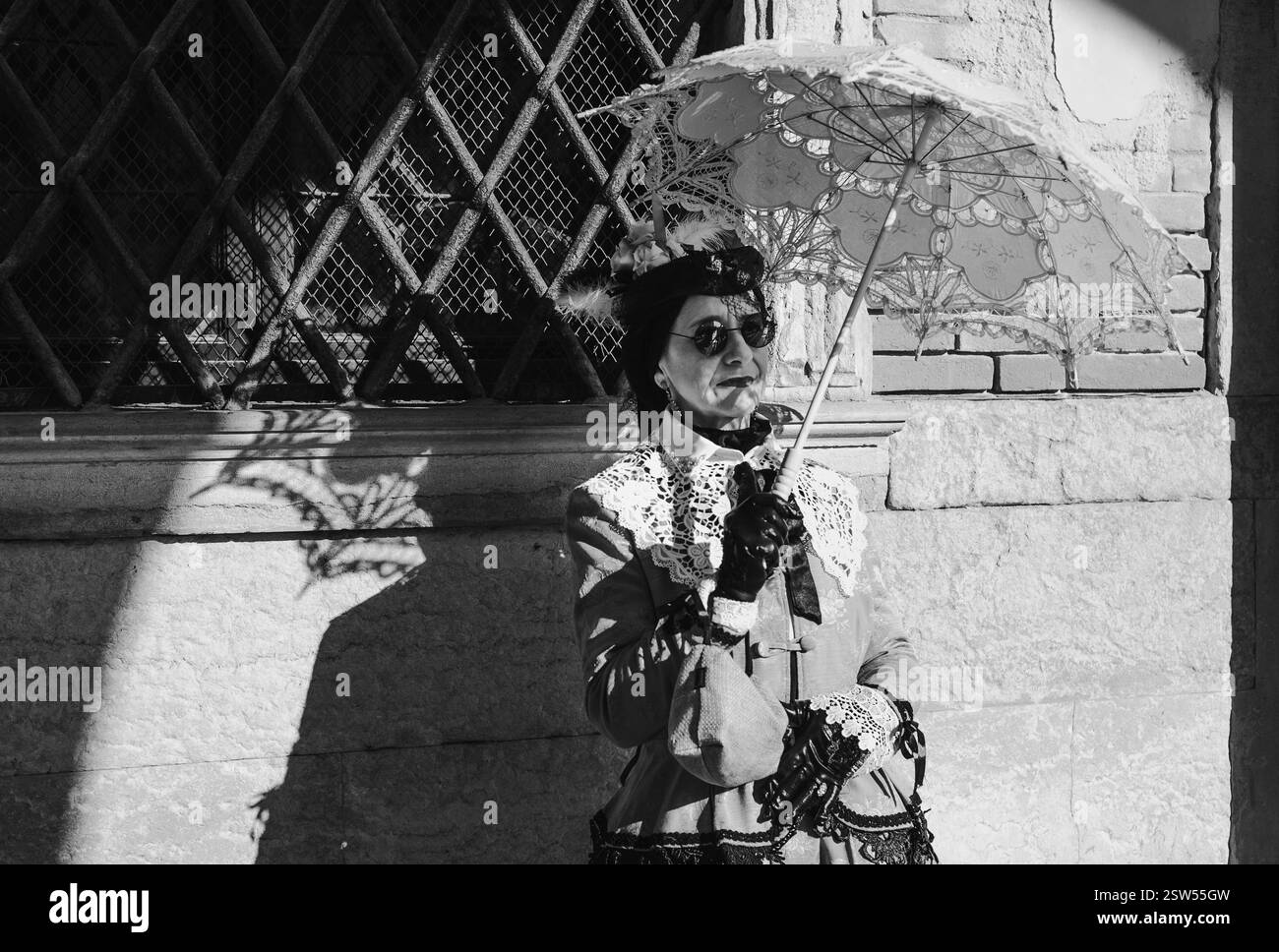 S/W-Porträt einer maskierten Frau während des Karnevals in Venedig Stockfoto