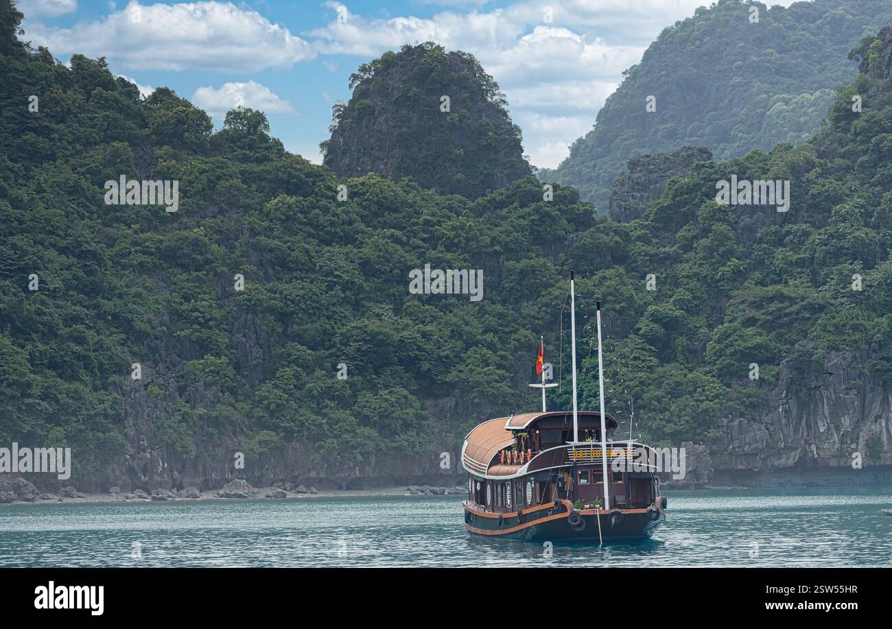 Wunderschöne Landschaft mit Blick auf die Bucht von Lan Ha von der Insel Cat Ba. Die Bucht von Lan Ha ist das UNESCO-Weltkulturerbe und ein wunderschönes Naturwunder im Norden Stockfoto