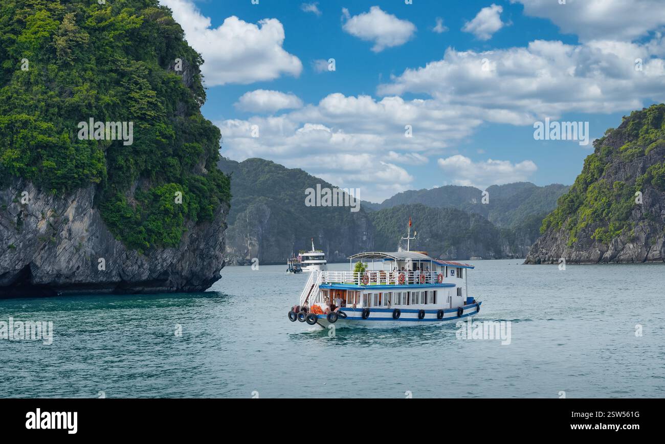 Wunderschöne Landschaft mit Blick auf die Bucht von Lan Ha von der Insel Cat Ba. Die Bucht von Lan Ha ist das UNESCO-Weltkulturerbe und ein wunderschönes Naturwunder im Norden Stockfoto
